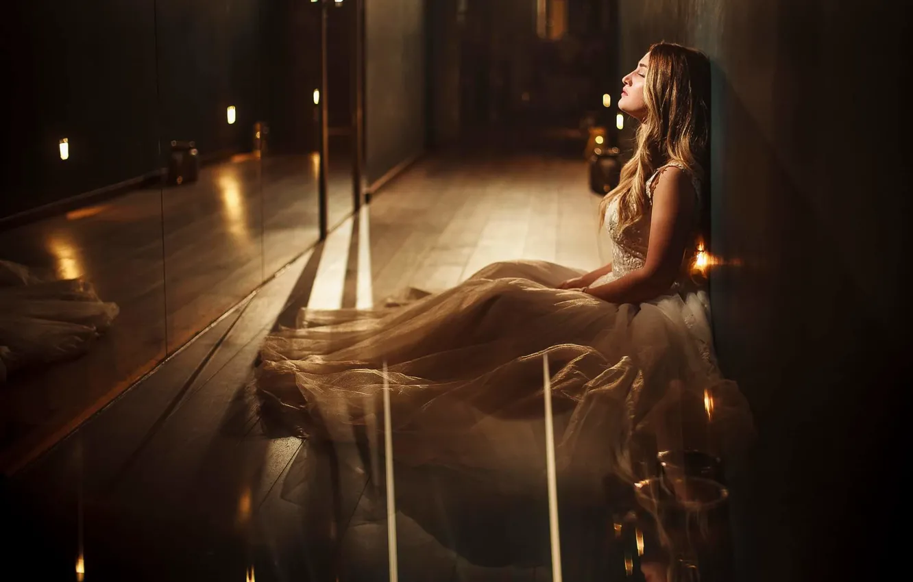 Фото обои девушка, свет, платье, зеркало, красивая, на полу, kassio. epia