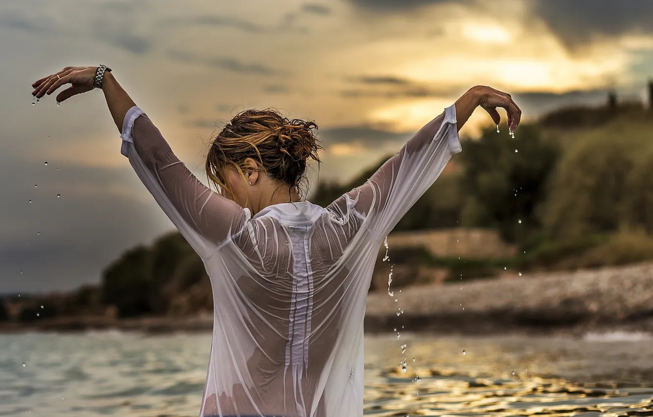 Фото обои вода, девушка, капли, закат, спина, мокрая блузка