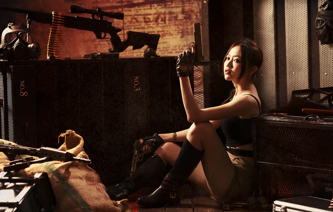 Фото обои взгляд, девушка, оружие, пистолеты, склад, восточная