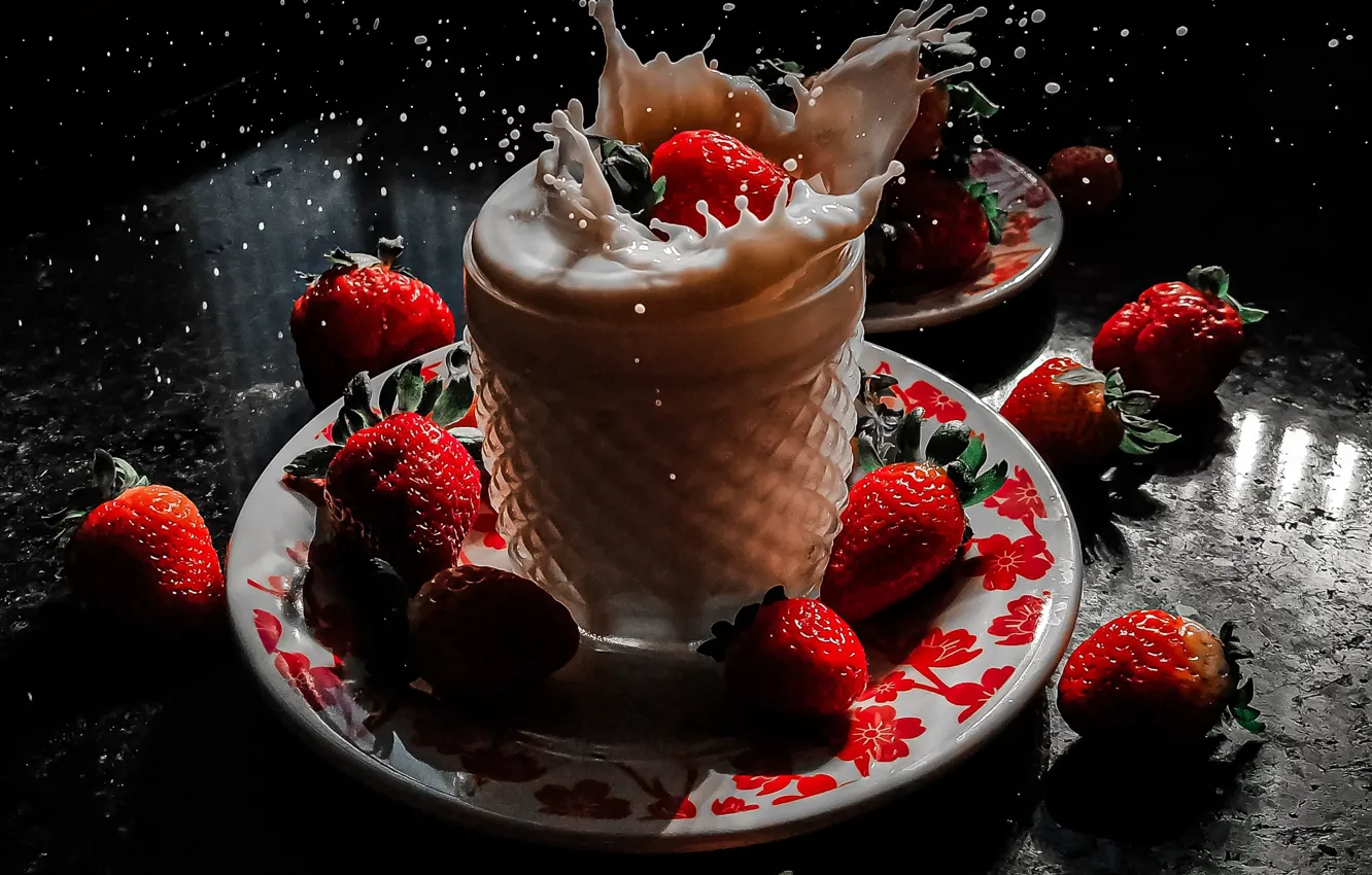 Фото обои свет, брызги, стакан, ягоды, стол, тень, всплеск, молоко