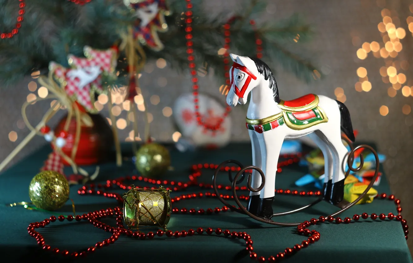 Фото обои Рождество, Новый год, бусы, мишура, качалка, лошадка, декорация, Людмила Хрусталёва