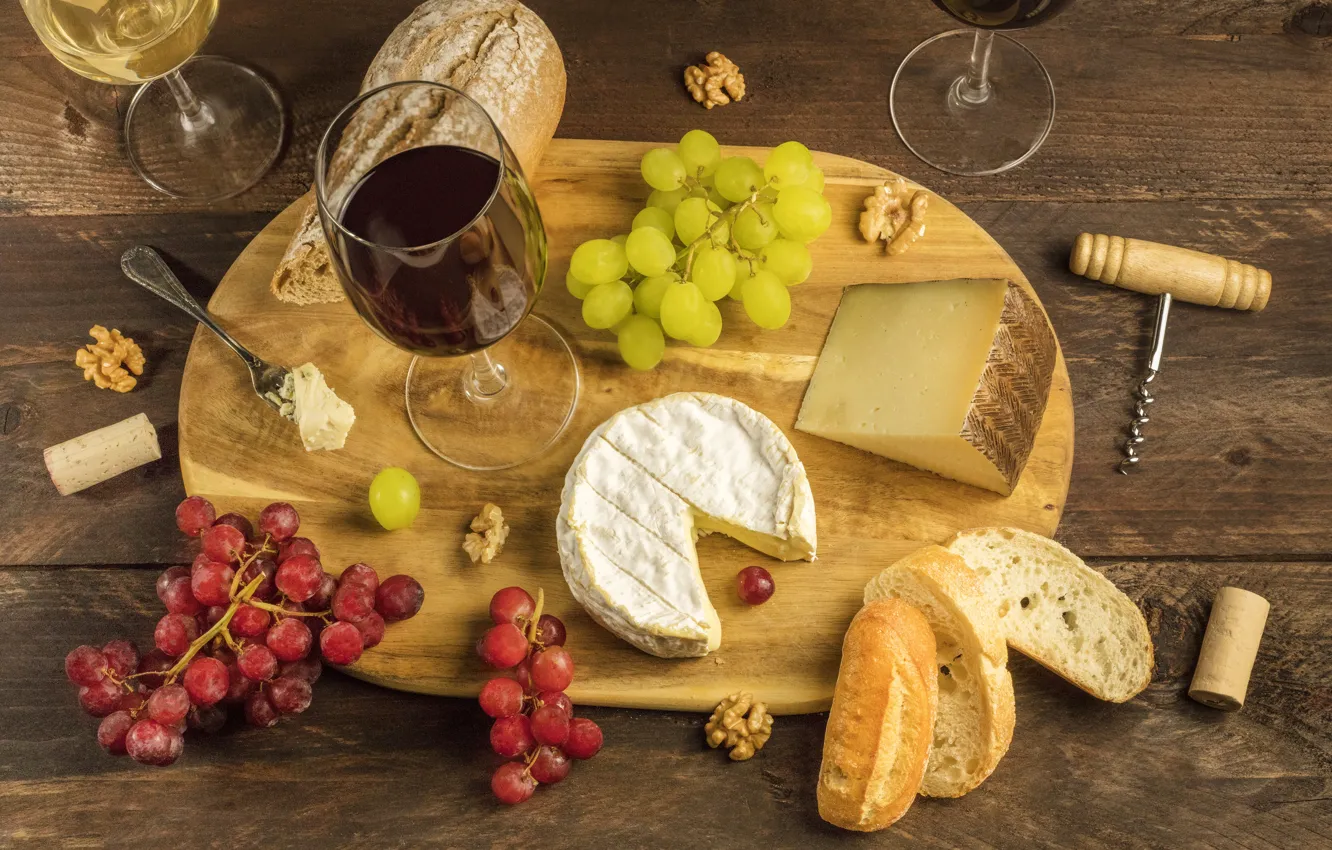 Фото обои стол, вино, сыр, бокалы, хлеб, виноград, пробки, доска
