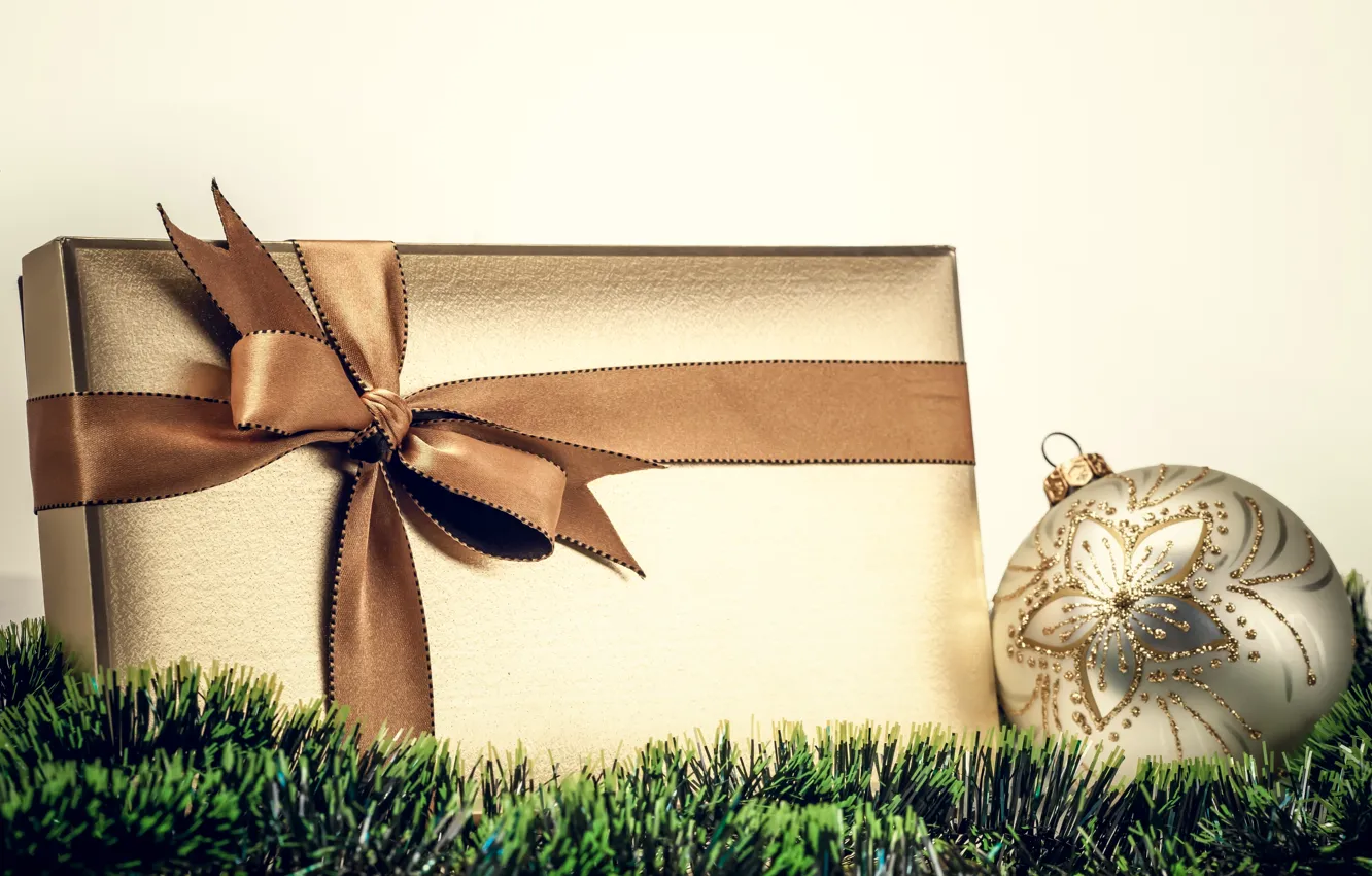 Фото обои дождик, белый, зеленый, коробка, подарок, шар, Новый Год, Рождество
