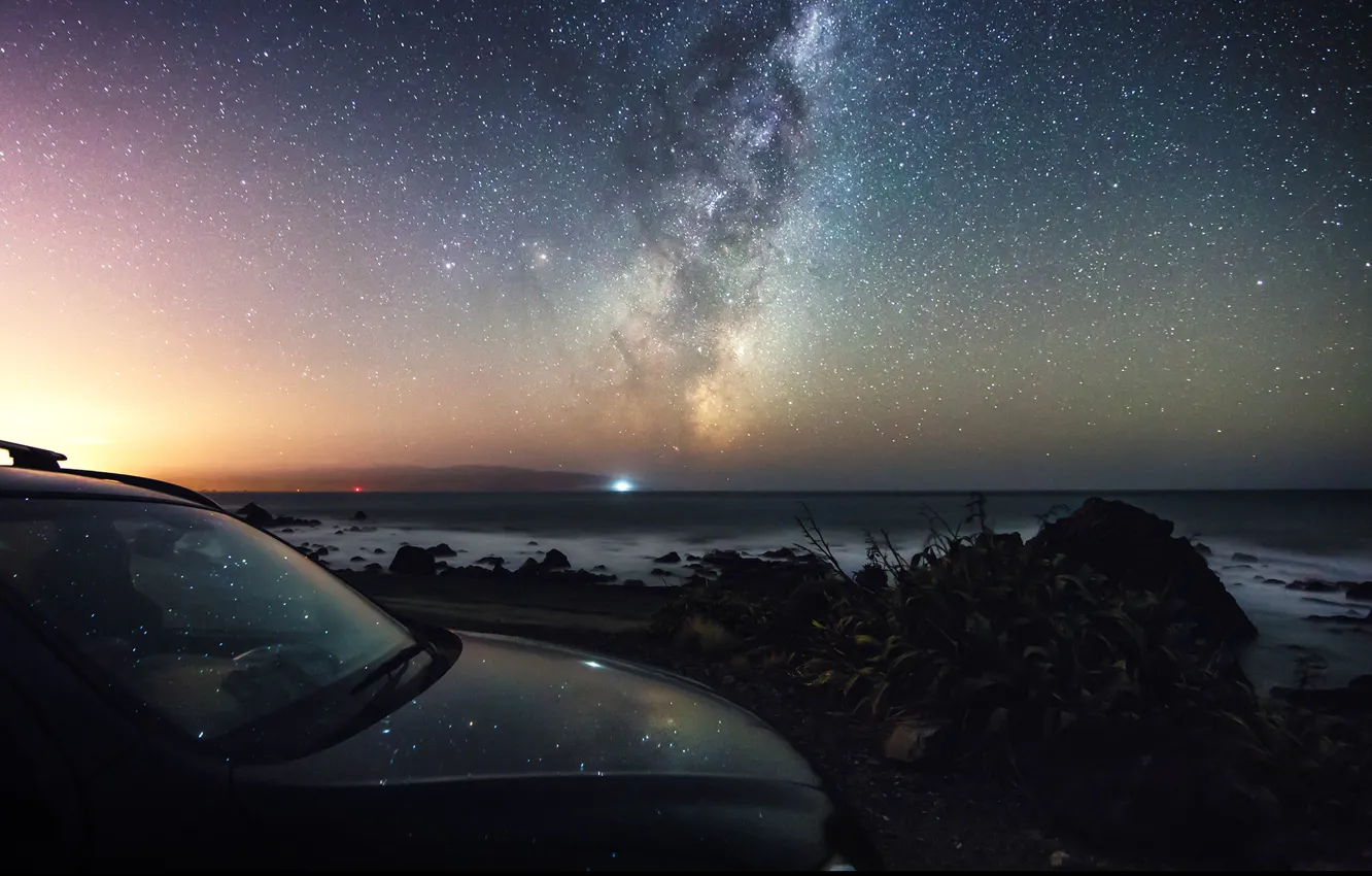 Фото обои небо, звезды, закат, отражение, побережье, капот, Млечный путь, автомобиль