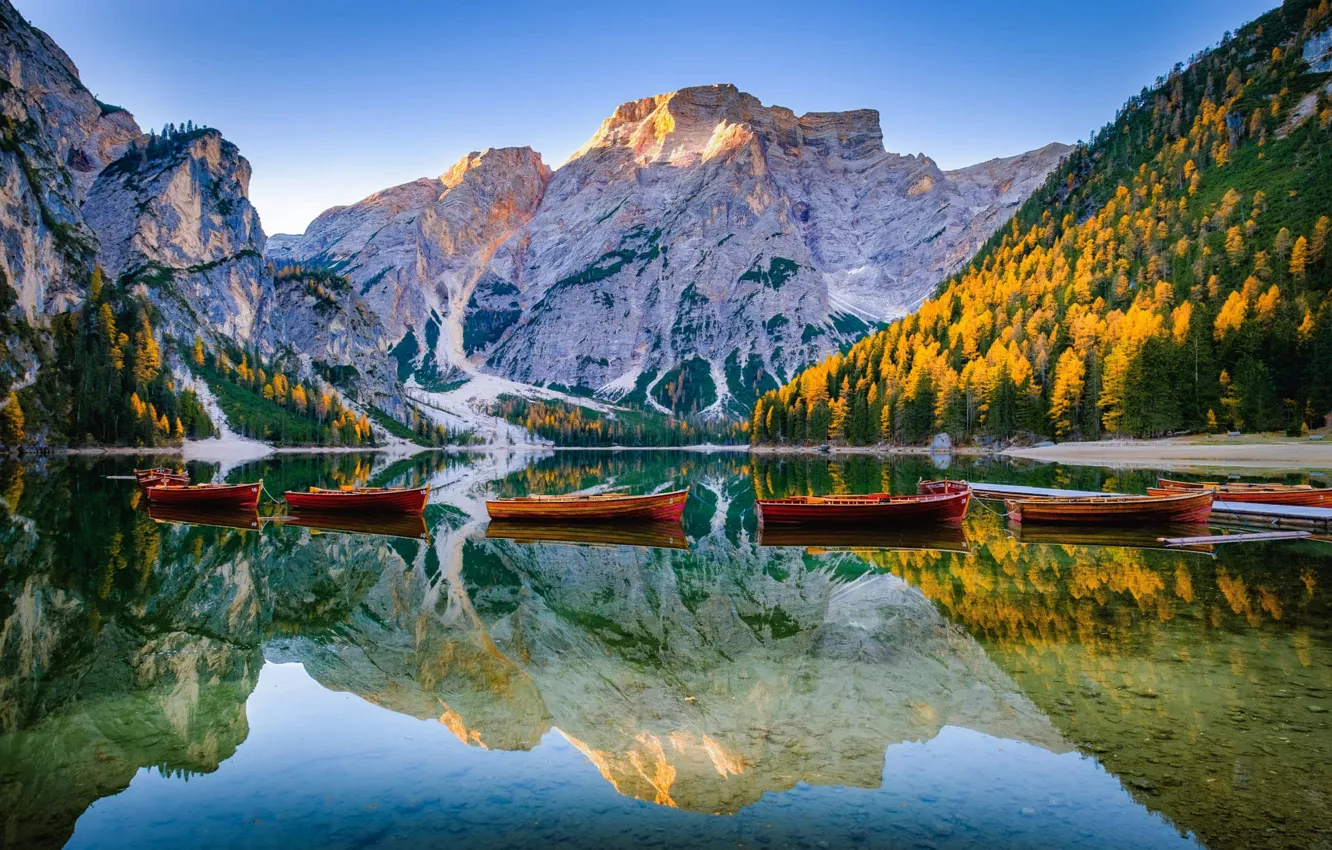 Фото обои пейзаж, горы, природа, озеро, отражение, лодки, Италия, леса