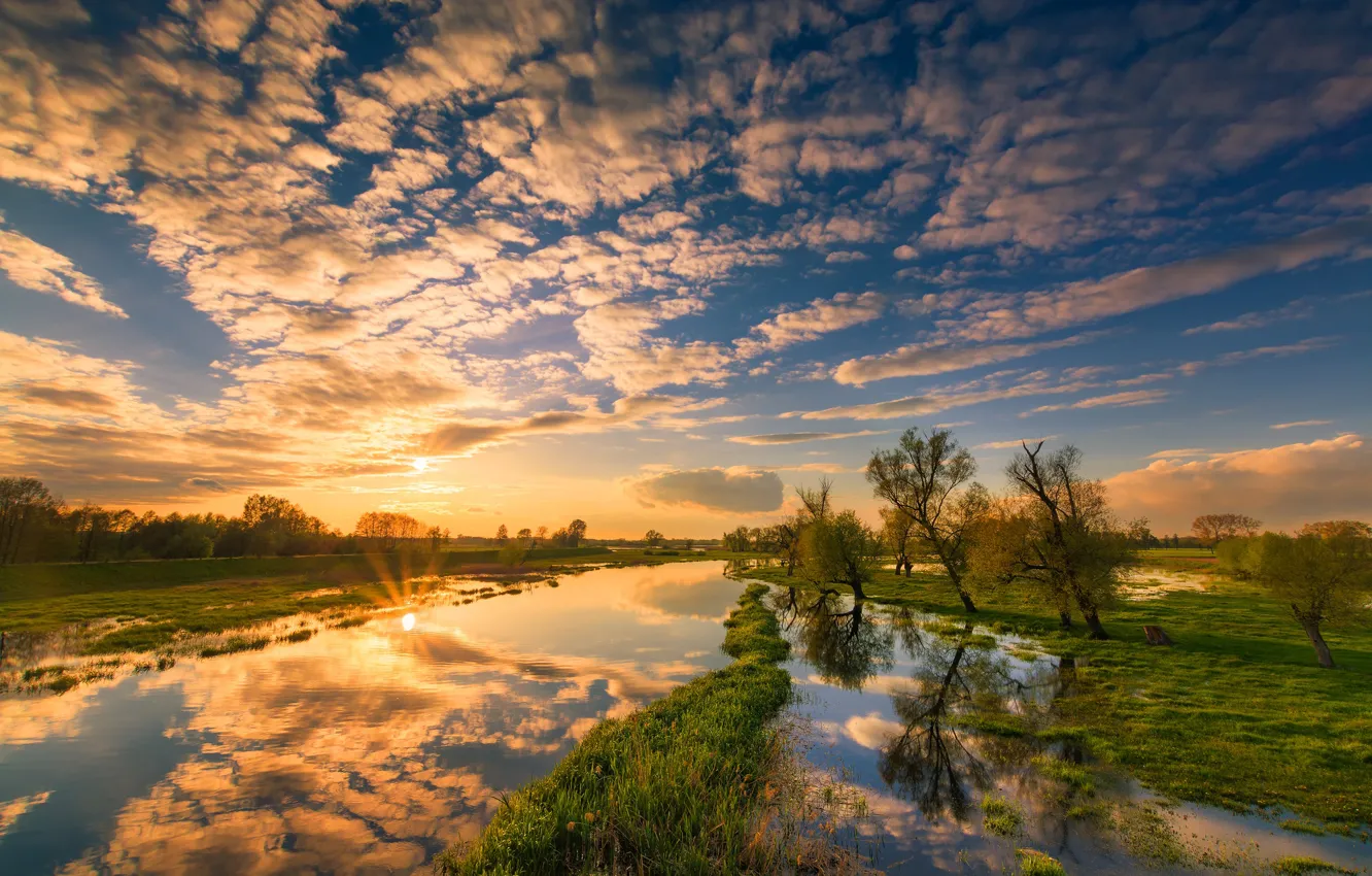 Фото обои облака, деревья, отражение, река