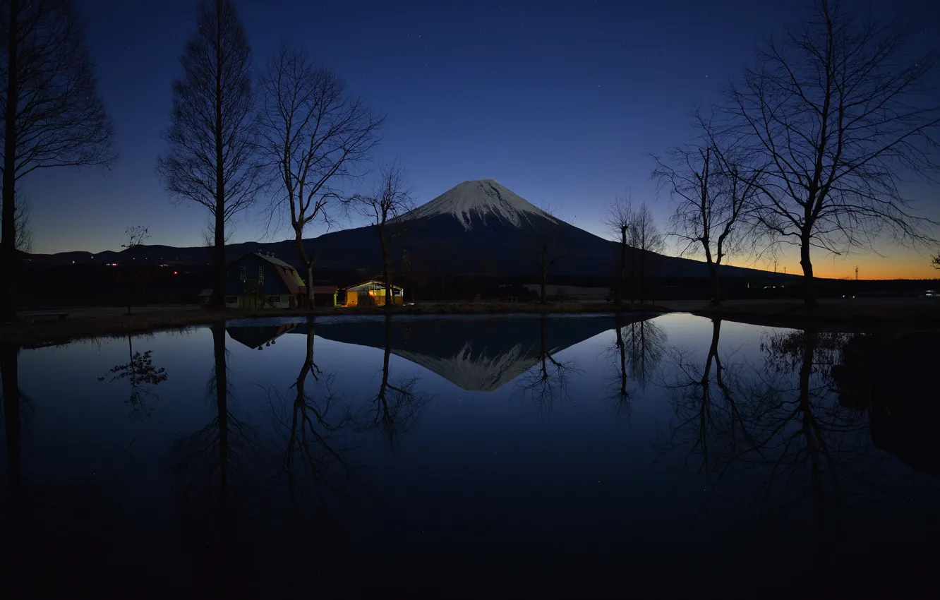 Фото обои деревья, огни, озеро, дом, вечер, Япония, гора Фудзияма