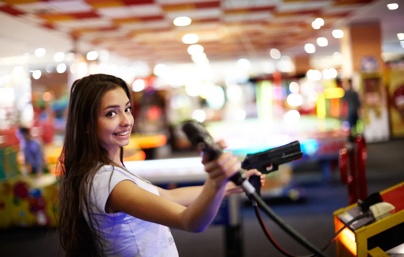Фото обои девушка, радость, лицо, волосы, пистолеты, игра, Darina, мир развлечений