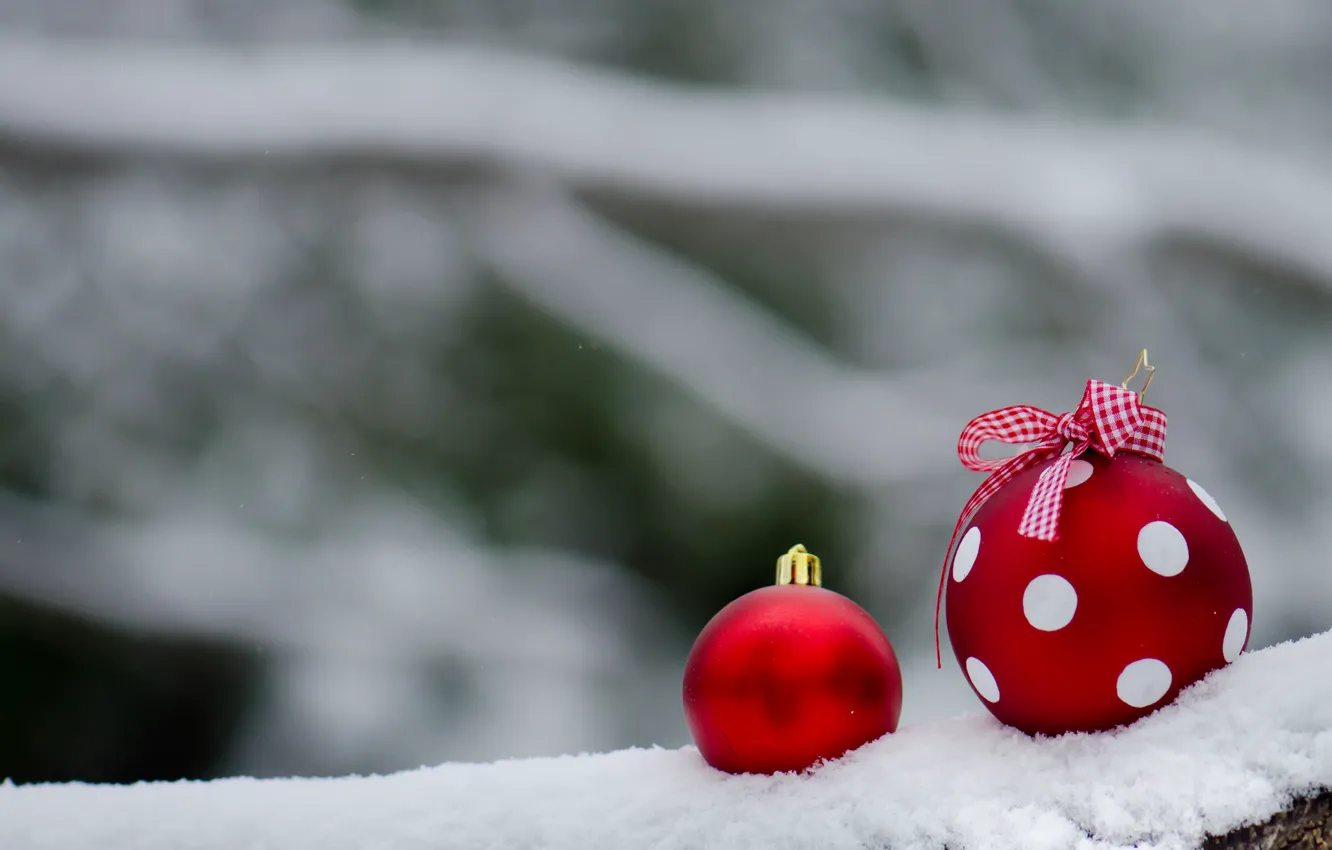 Фото обои снег, шары, горошек, красные, Новый год, украшение, бантик, новогоднее