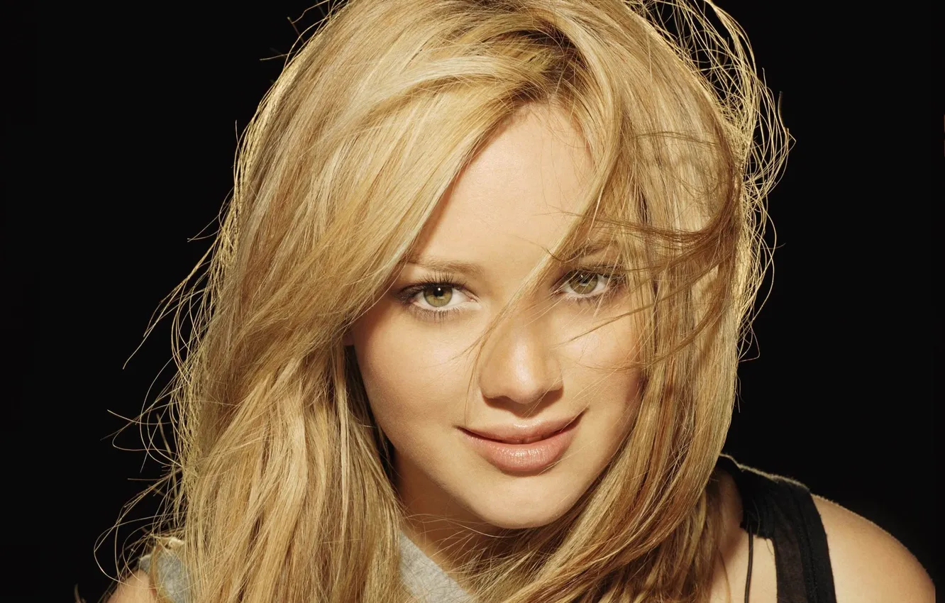 Фото обои взгляд, улыбка, волосы, блондинка, губы, черный фон, Hilary Duff, плечи