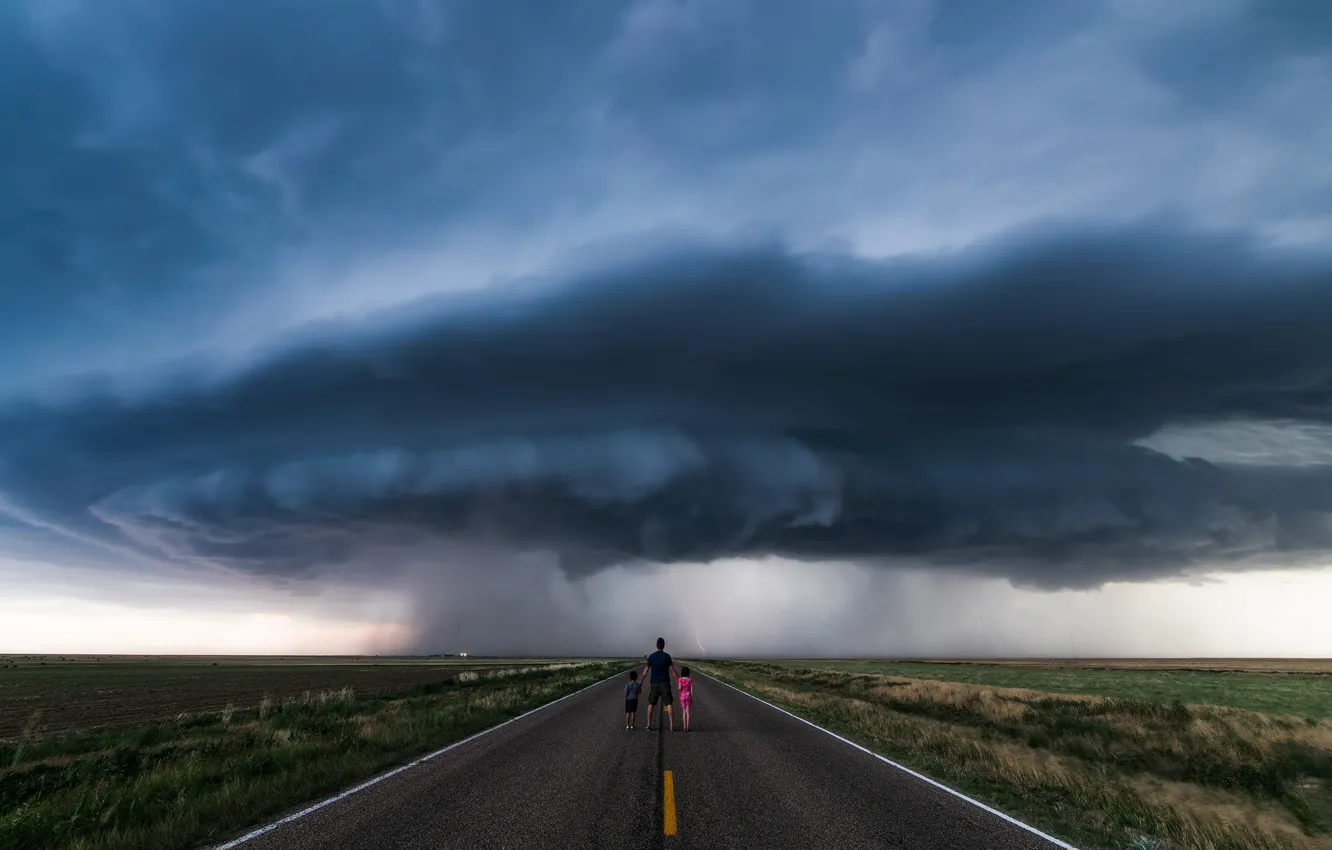 Фото обои дорога, небо, шторм, дети, люди, циклон, мужчина