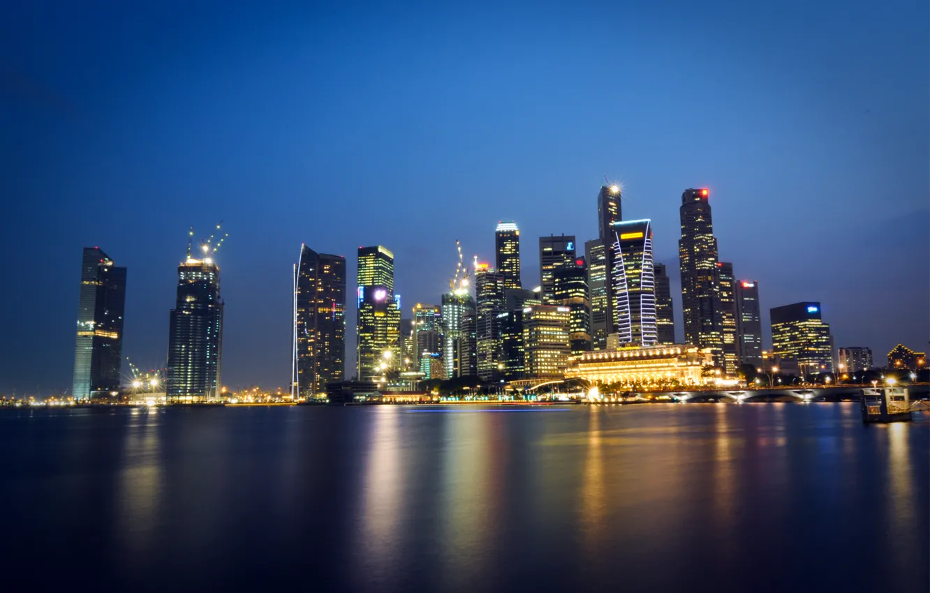 Фото обои небо, ночь, огни, пролив, отражение, небоскребы, подсветка, Сингапур