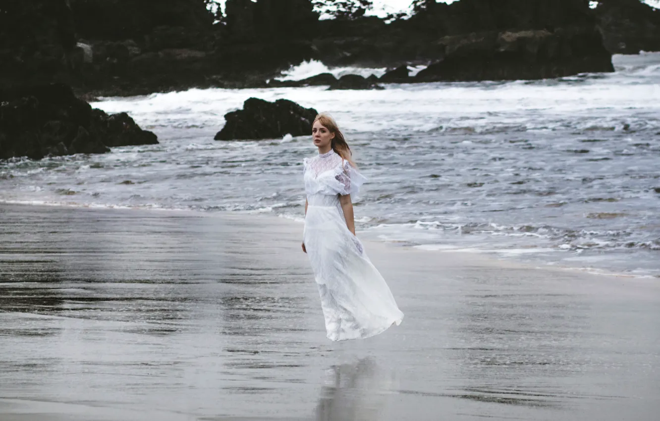 Фото обои волны, девушка, камни, ветер, платье, прибой