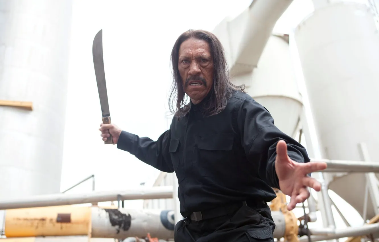 Фото обои поза, завод, нож, Мачете, Дэнни Трехо, Danny Trejo, Machete Kills, Мачете убивает