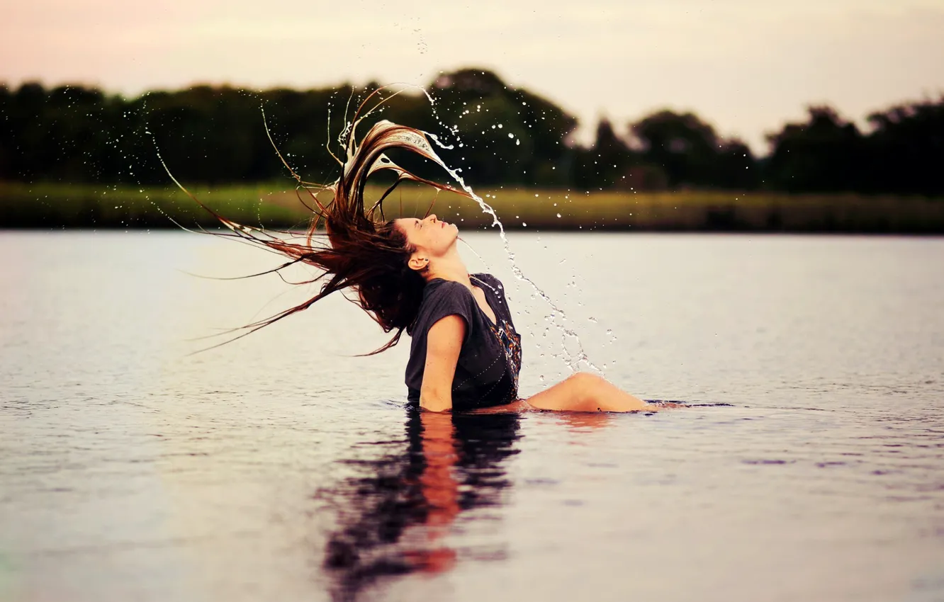Фото обои вода, девушка, озеро, брюнетка