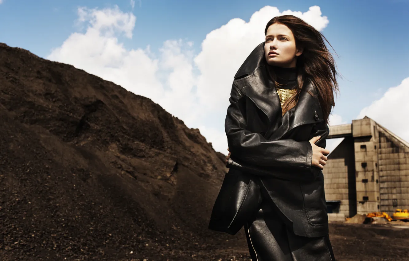 Фото обои небо, взгляд, девушка, завод, модель, уголь, пальто, Katerina Netolicka
