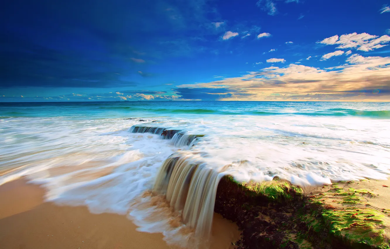 Фото обои море, пляж, небо, вода, облака, камни, водопад, поток