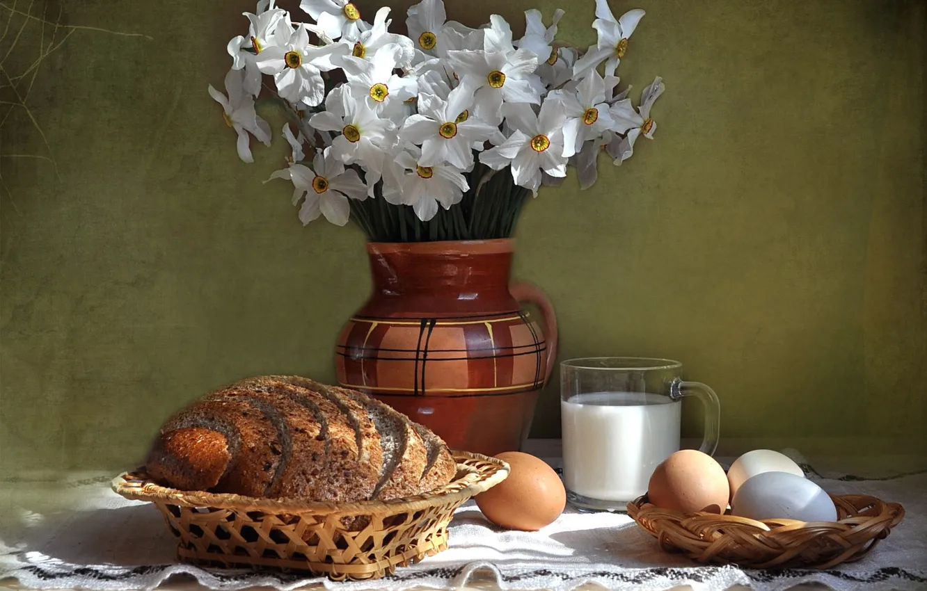 Фото обои цветы, стакан, стол, яйца, молоко, хлеб, ваза, скатерть