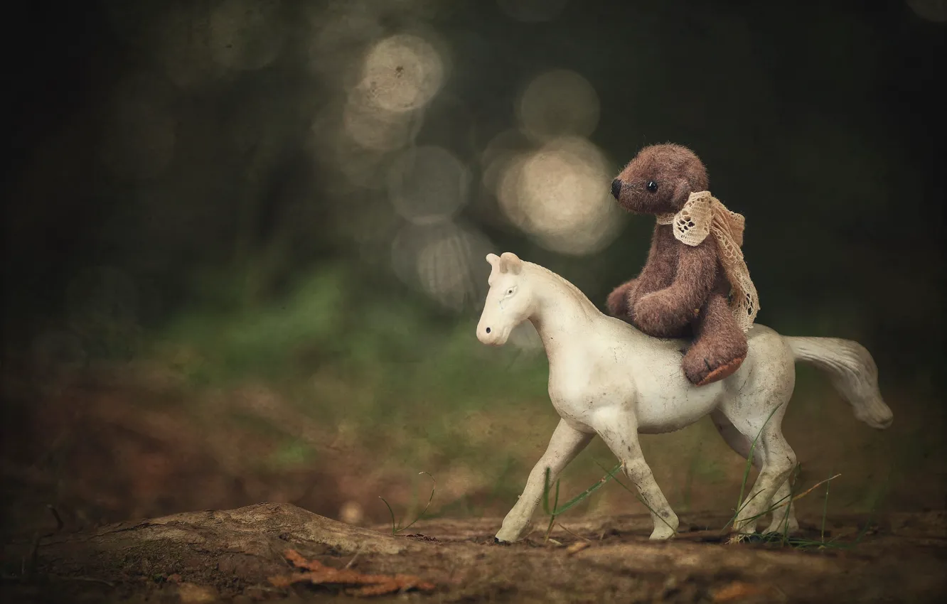 Фото обои белый, природа, детство, фон, конь, лошадь, игрушка, темный