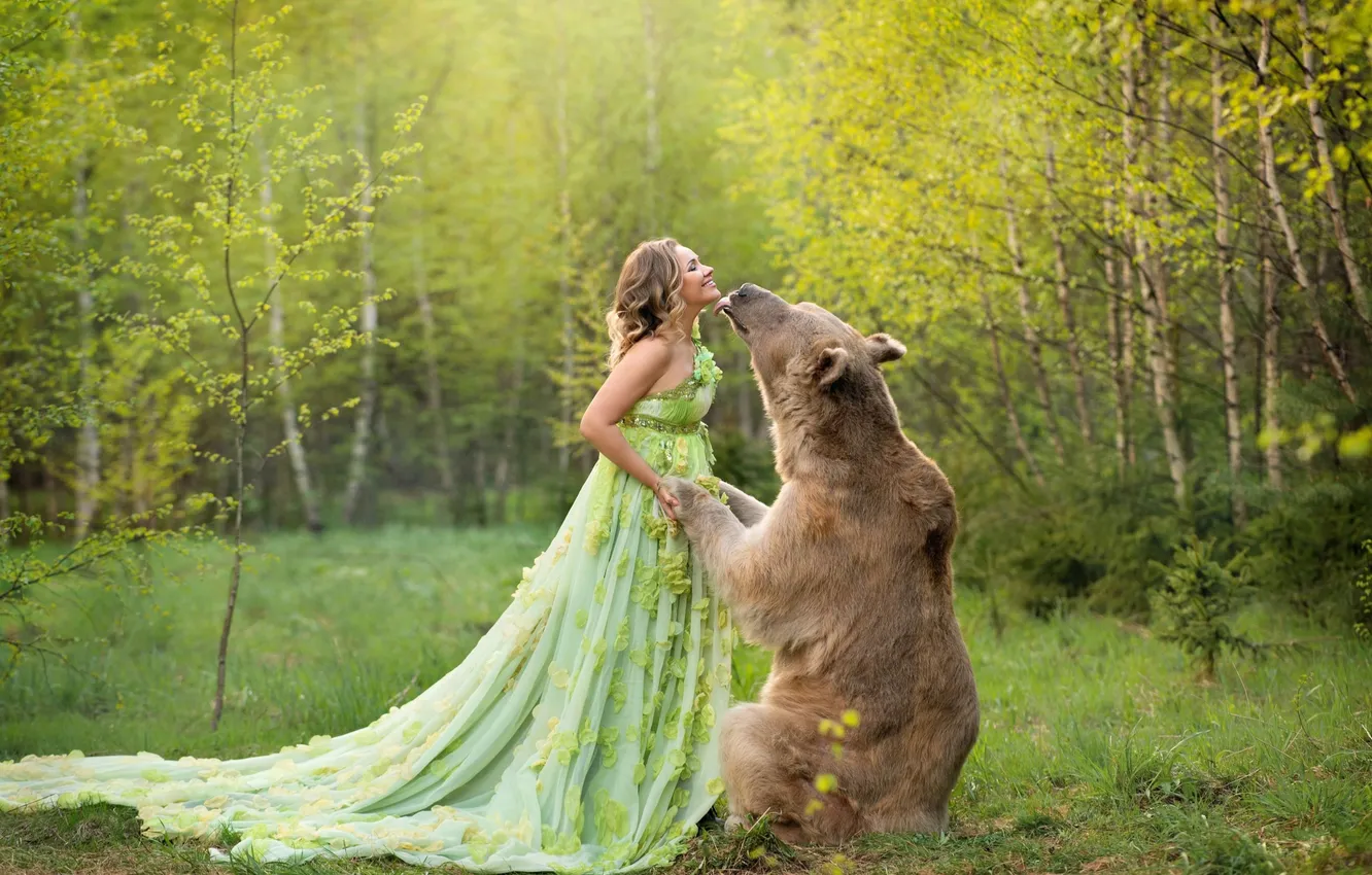 Фото обои лес, девушка, природа, поза, стиль, весна, медведь, костюм