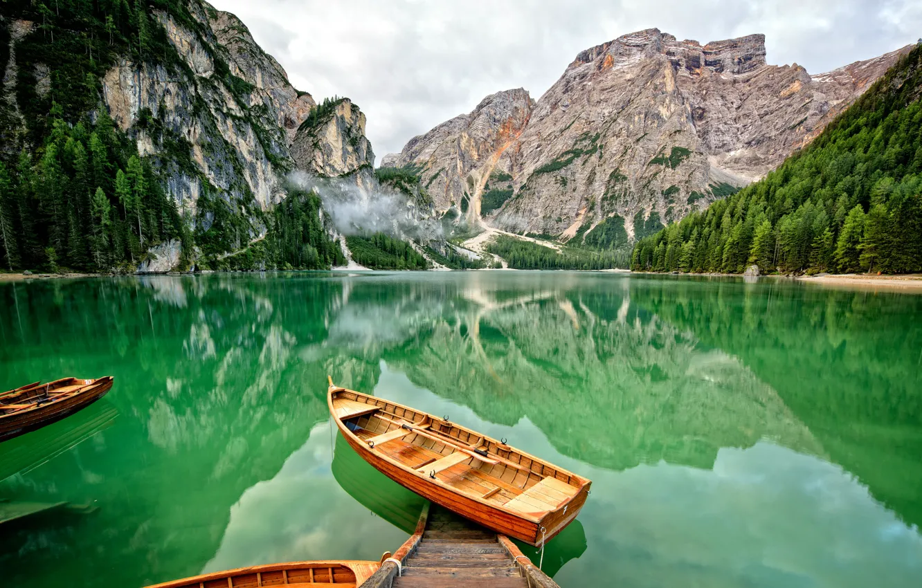 Фото обои лес, вода, горы, озеро, лодки