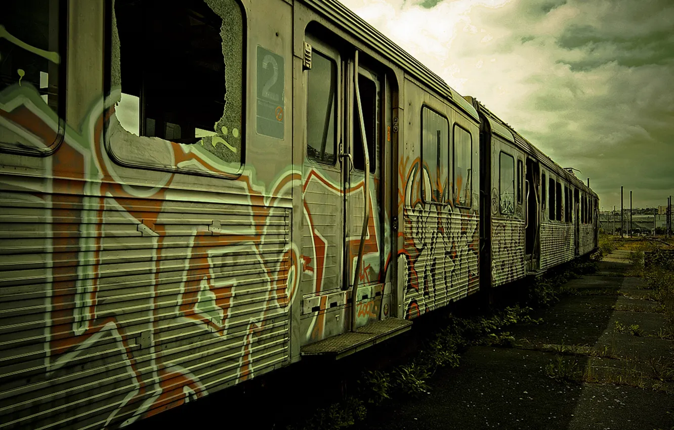 Фото обои граффити, поезд, вагон, электричка, пустырь, заброшенный, graffiti