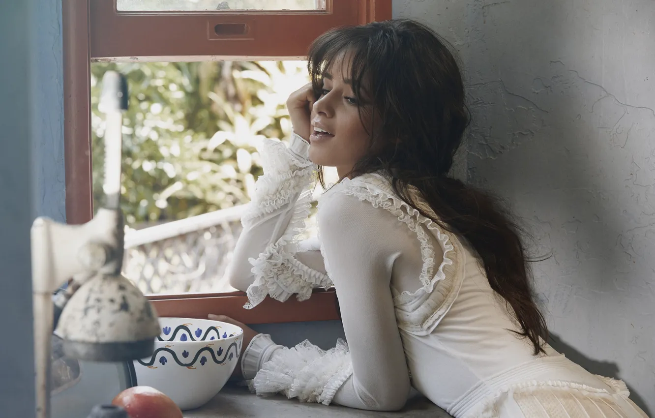 Фото обои взгляд, девушка, поза, окно, Camila Cabello