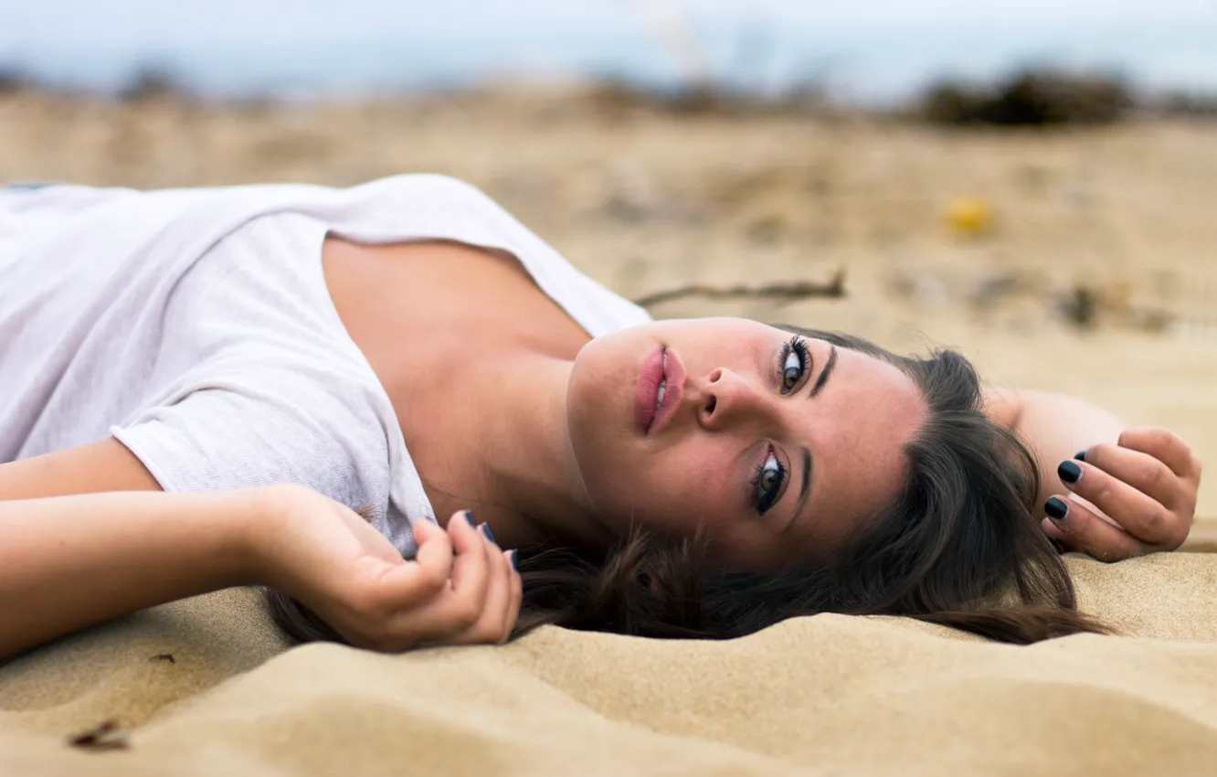 Фото обои песок, взгляд, девушка, поза, брюнетка, лежит