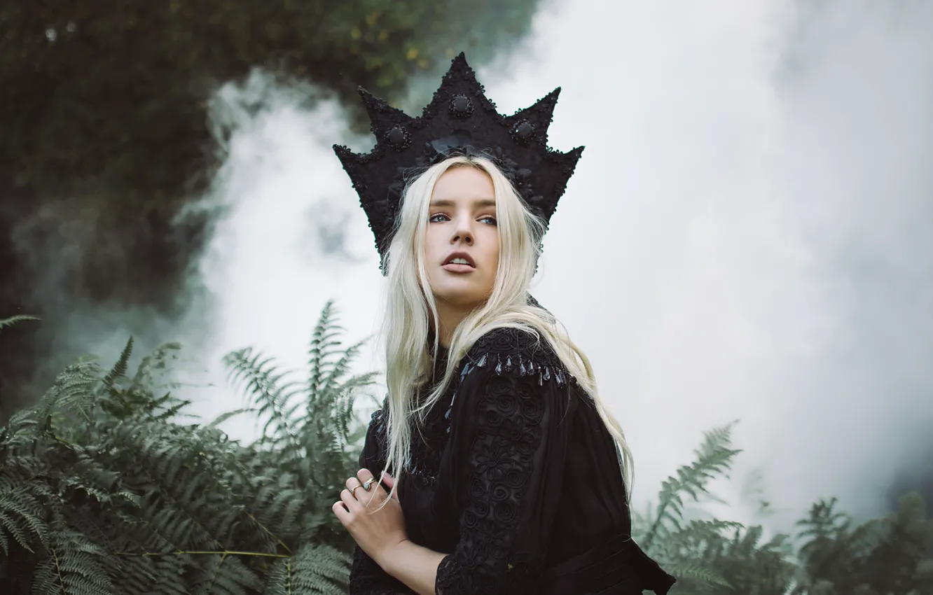 Фото обои дым, корона, папоротник, Lauren Hallworth