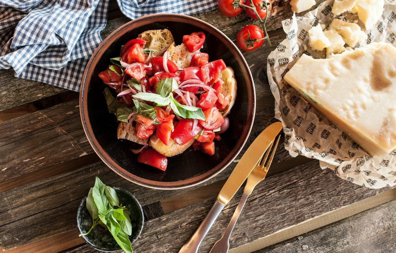Фото обои лук, салат, специи, закуска, базилик, сухарики, помидоры-черри, сыр пармезан