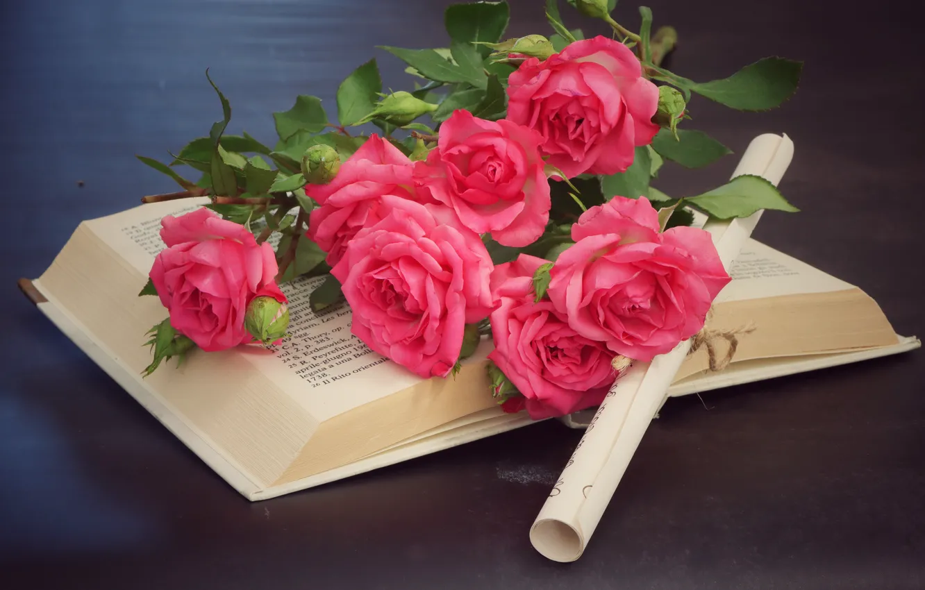 Фото обои цветы, бумага, стол, розы, букет, книга, розовые, свёрток