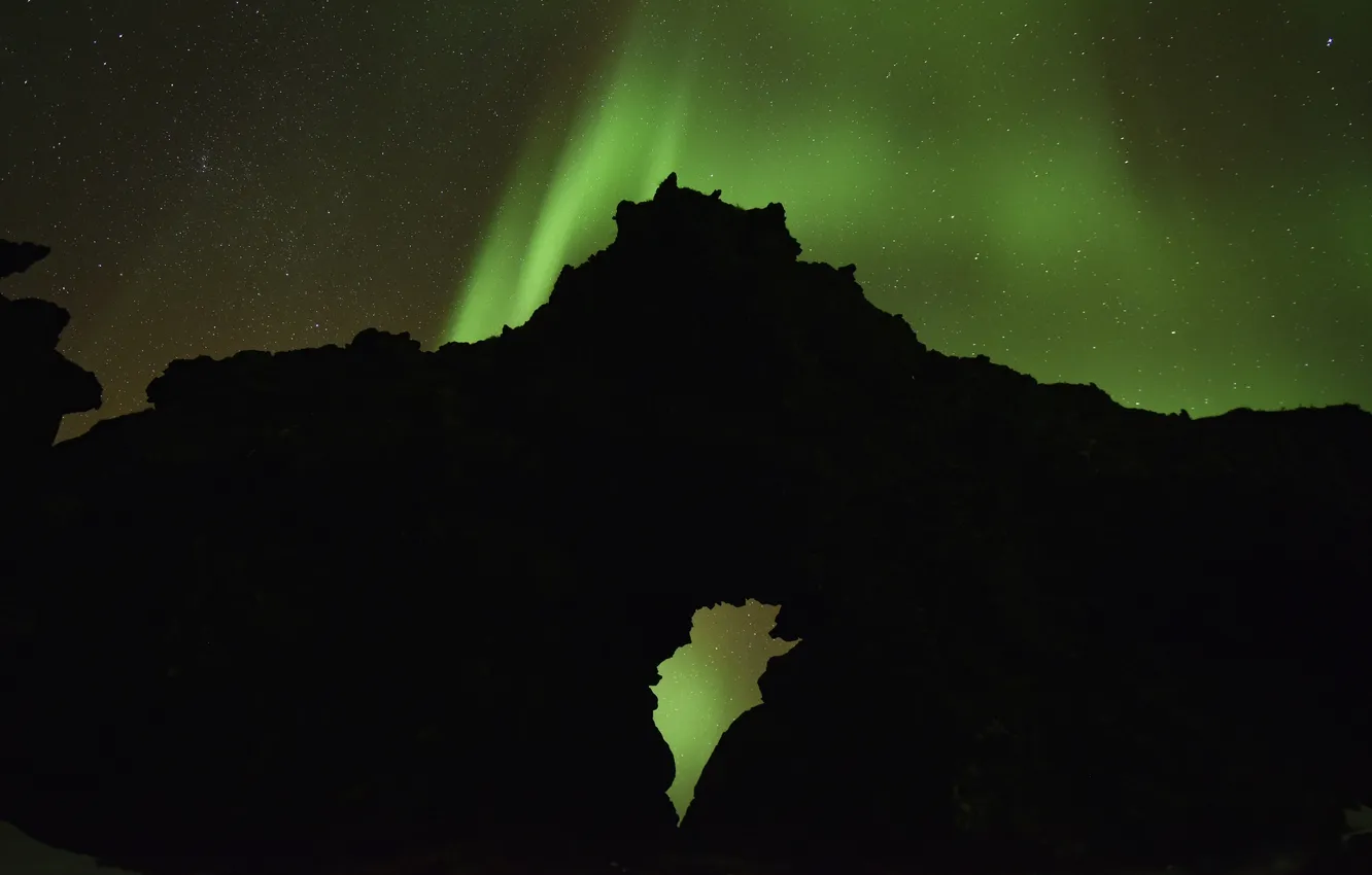 Фото обои звезды, ночь, камни, северное сияние, силуэт, Исландия