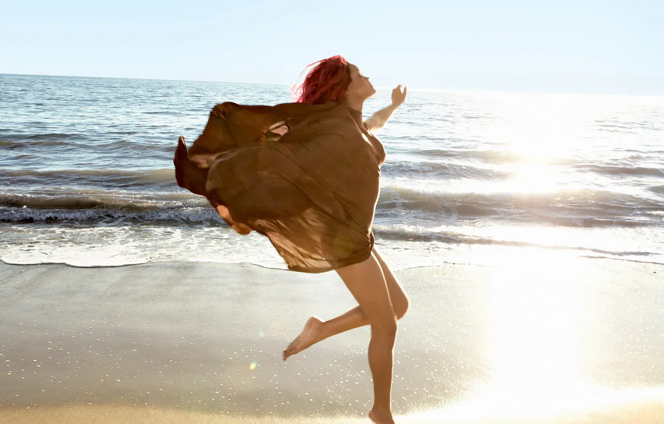 Фото обои свет, яркий, волна, Rihanna, в прыжке
