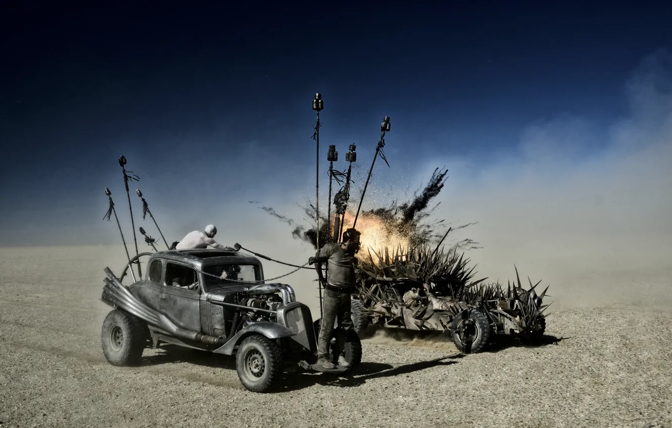 Фото обои пустыня, хаос, постапокалиптика, пленник, Mad Max, Fury Road, Безумный Макс, дизельпанк