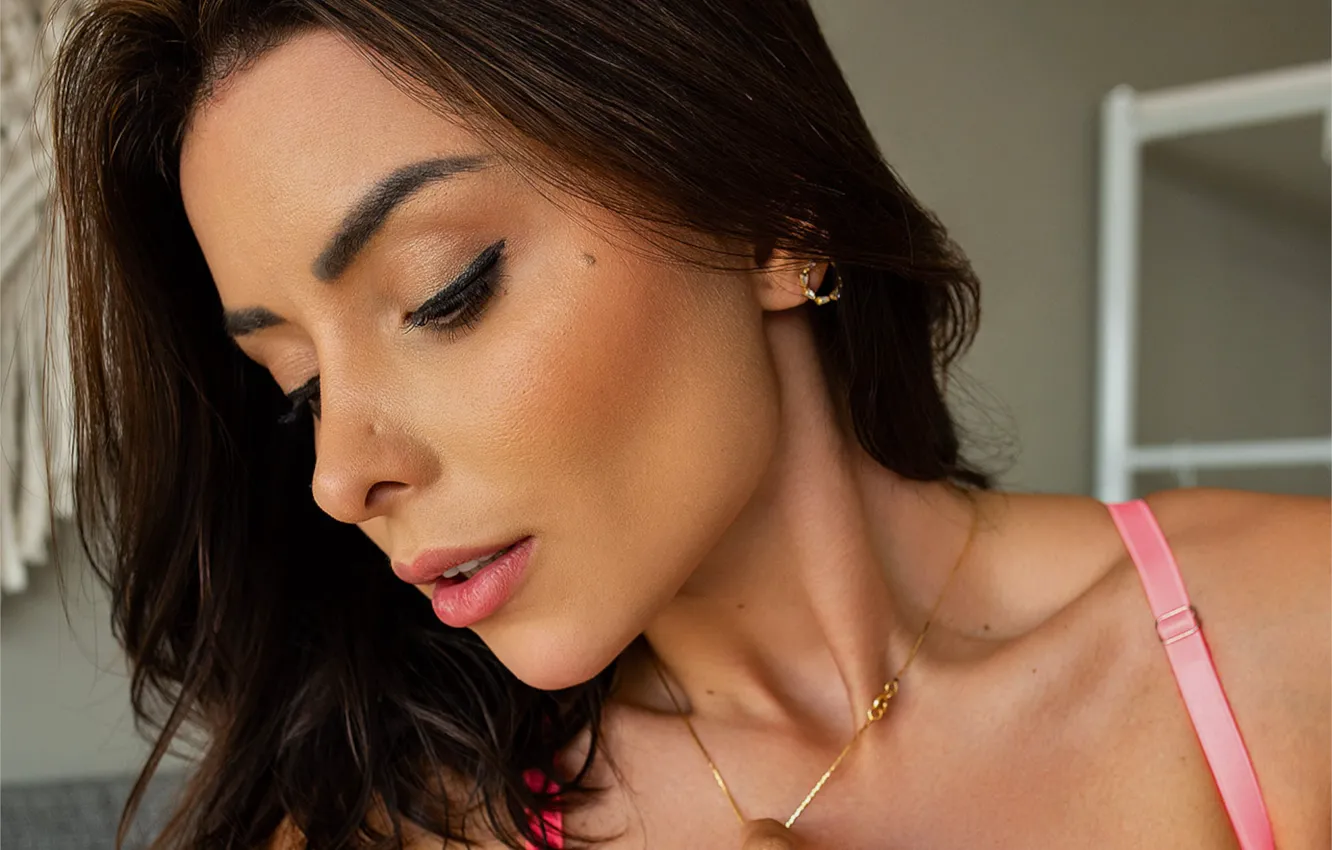 Фото обои close-up, woman, young, model, brunette, look, necklace, earring