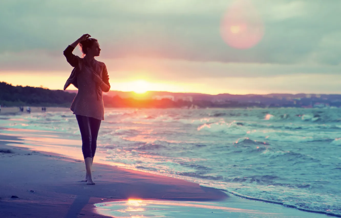 Фото обои песок, море, вода, девушка, солнце, закат, следы, фон
