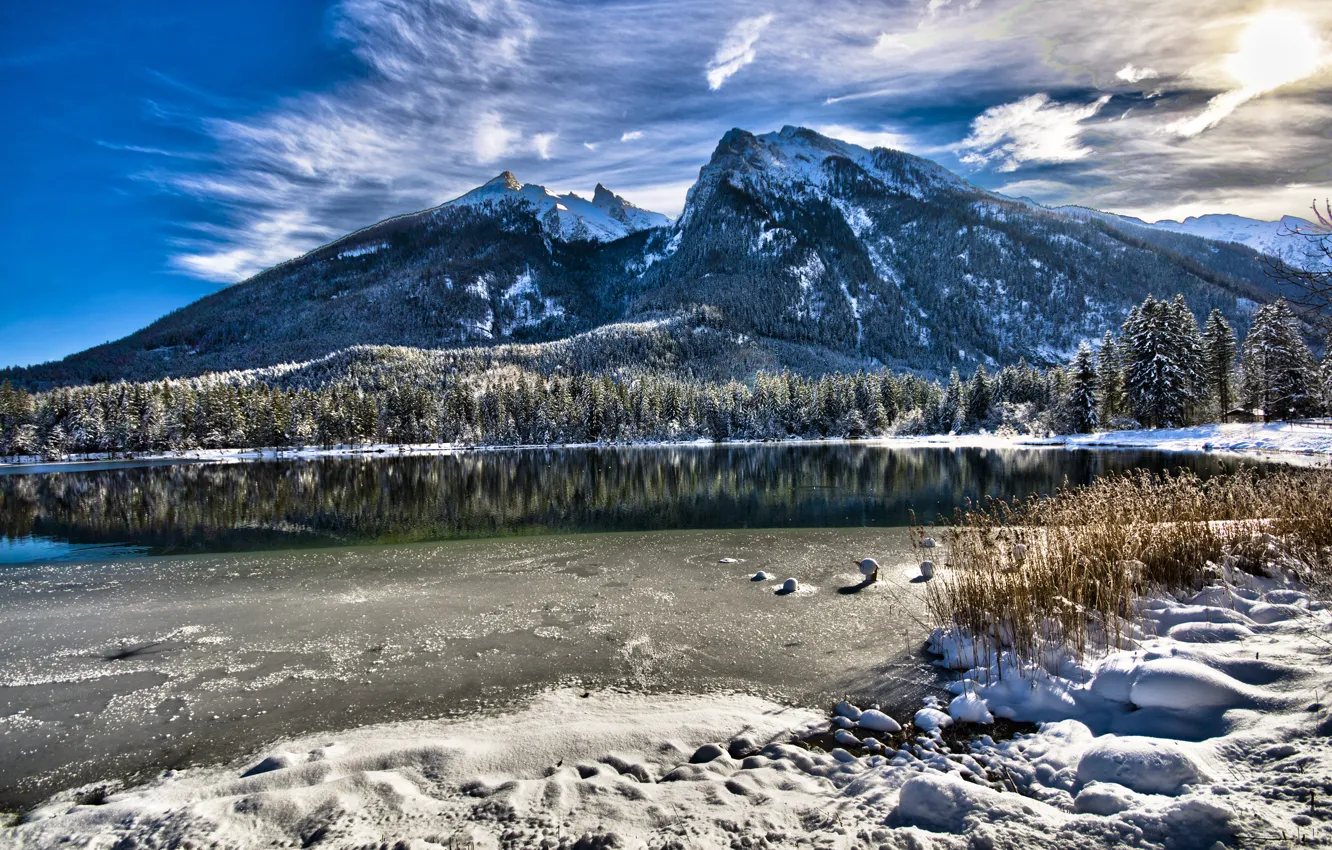 Фото обои зима, небо, трава, вода, солнце, облака, снег, горы