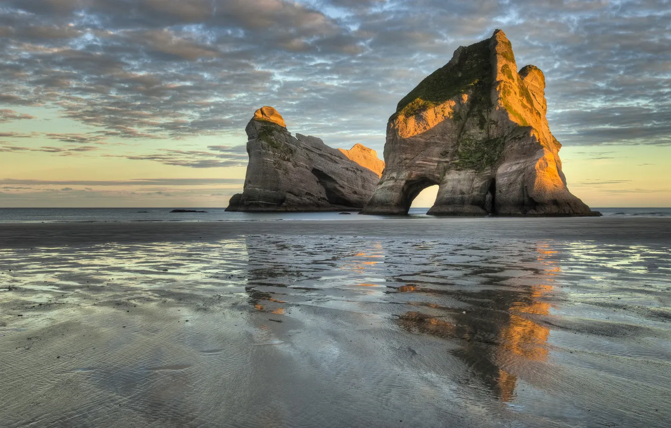 Фото обои песок, скала, берег, Море, арка, морской пейзаж