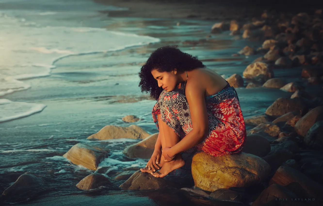 Фото обои море, девушка, камни, берег, босиком, брюнетка, кудри, сарафан