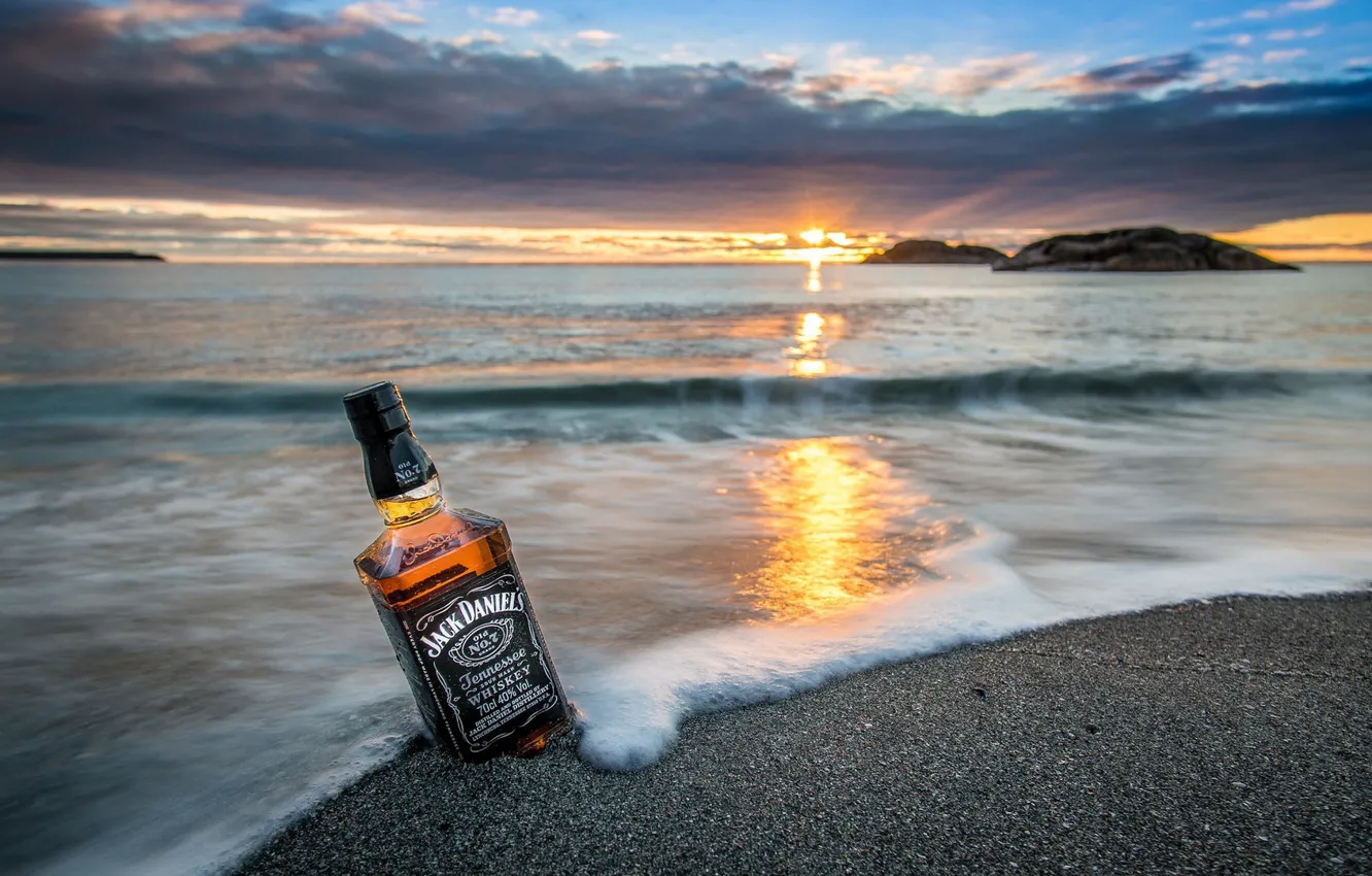 Фото обои песок, море, солнце, закат, виски, jack daniels
