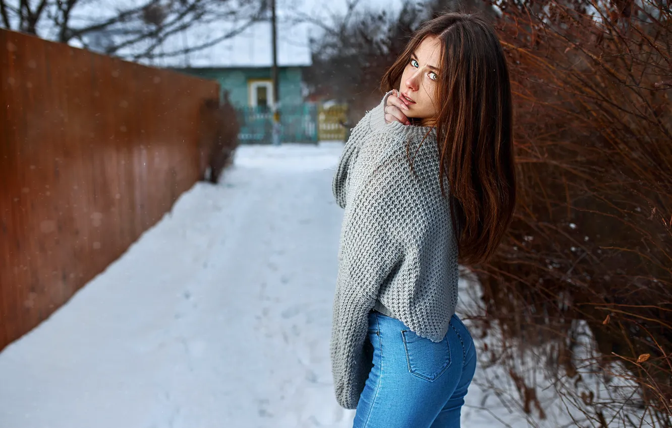 Фото обои зима, взгляд, снег, поза, модель, забор, портрет, джинсы