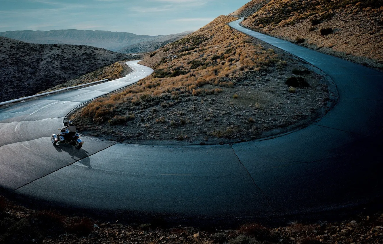 Фото обои дорога, горы, горизонт, трицикл, трайк, извилистая, повороты