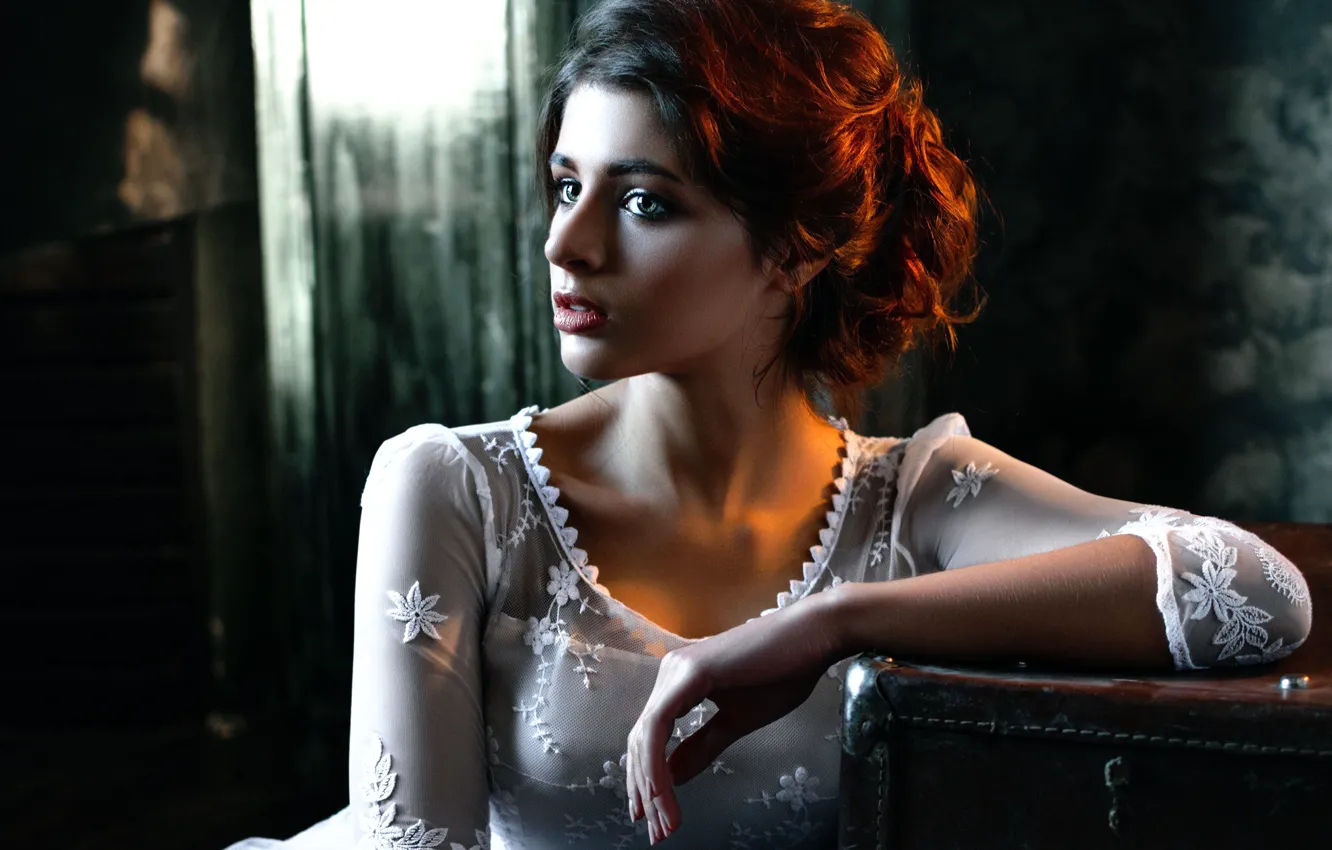 Фото обои ретро, портрет, макияж, чемодан, Кристина Золотарева