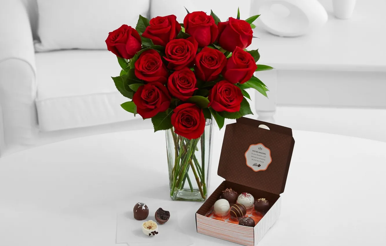 Фото обои белый, красный, коробка, шоколад, розы, ваза