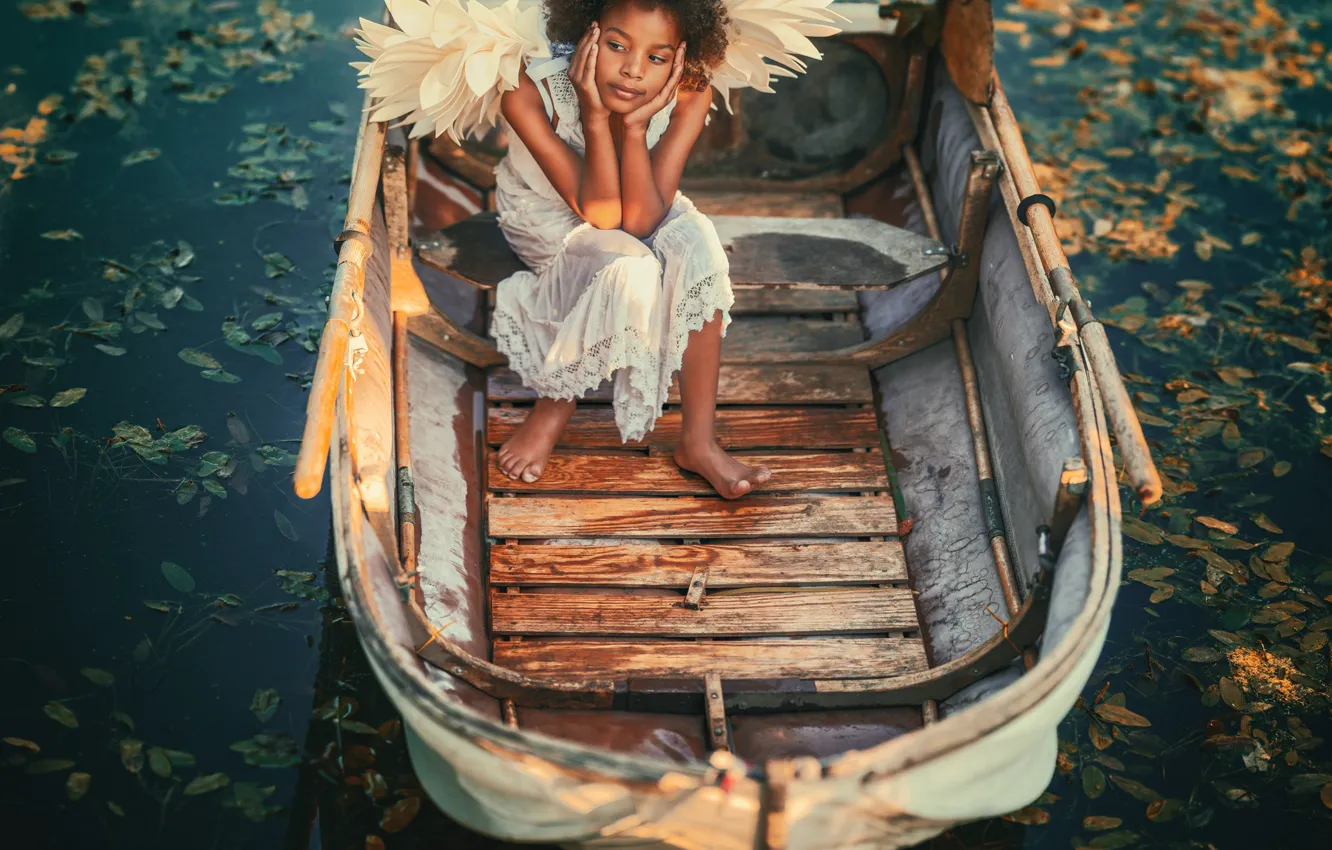 Фото обои поза, настроение, лодка, крылья, ангел, девочка, кудри, водоём