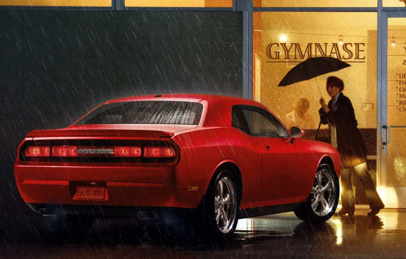 Фото обои красный, дождь, женщина, зонт, мускул кар, додж, dodge, challenger
