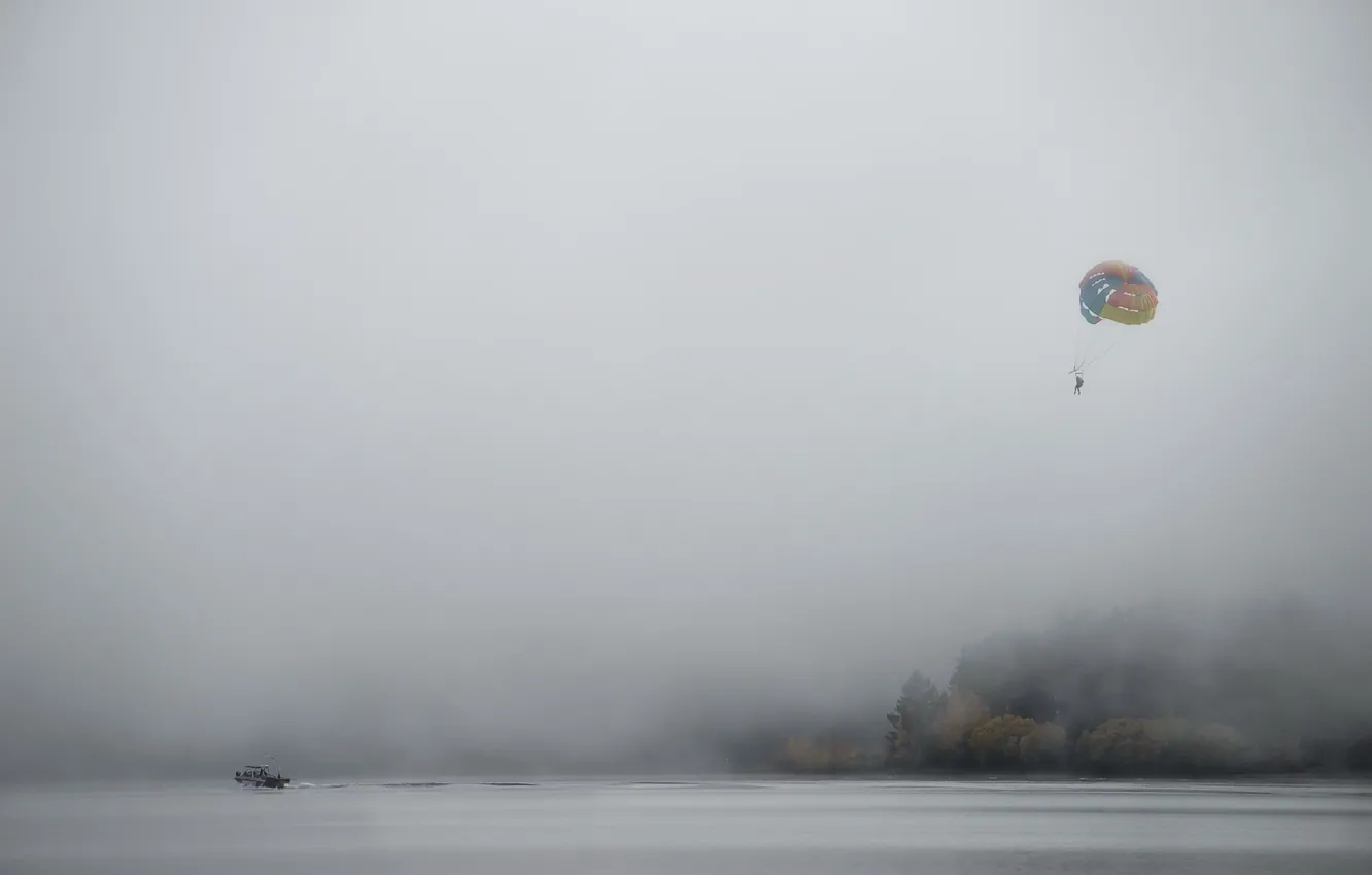 Фото обои туман, озеро, парашют