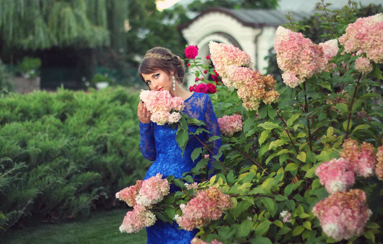 Фото обои девушка, цветы, настроение, фигура, платье, стоит, красивая, одна