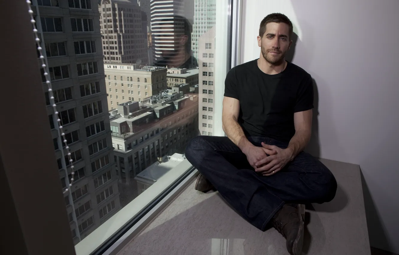 Фото обои небоскреб, окно, актер, мужчина, сидит, Jake Gyllenhaal, man, Джей Джилленхол
