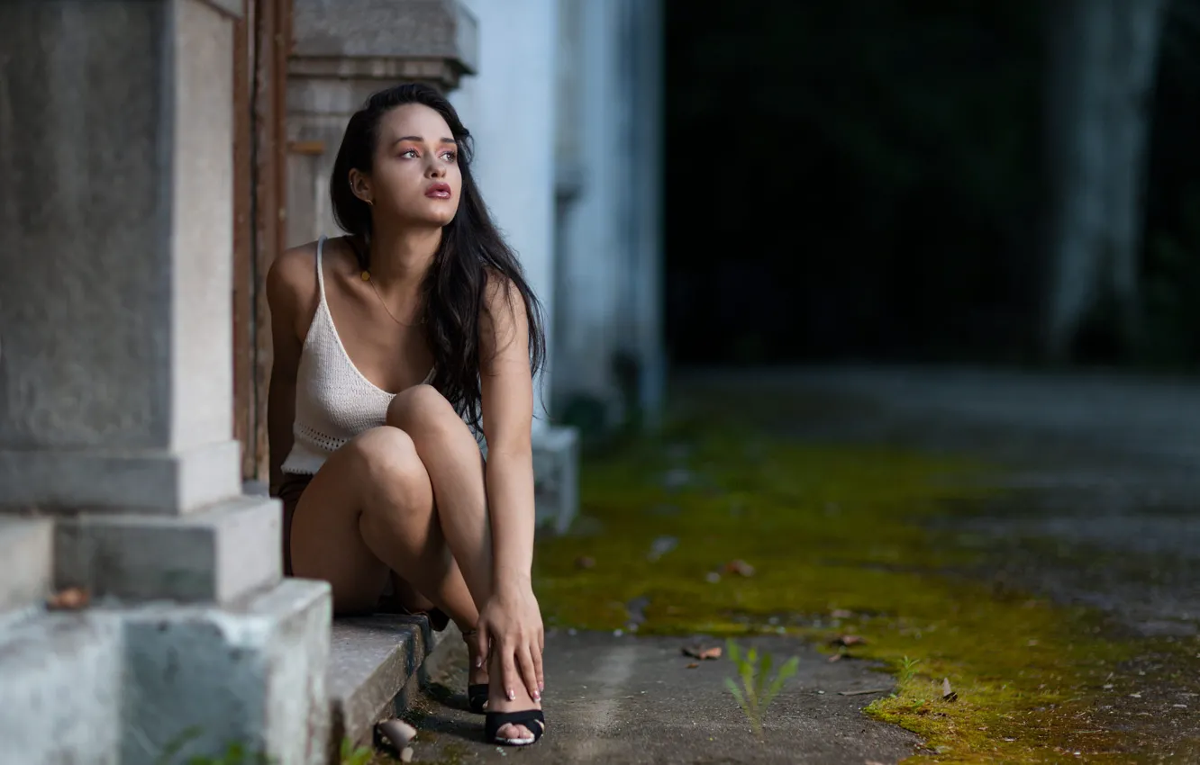 Фото обои девушка, поза, здание, брюнетка, топ, Andrea Carretta